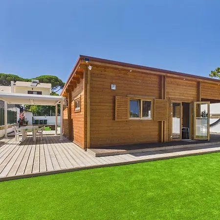 Дом отдыха Wooden Ac W/ Pool & Garden - Caparica | By Airnest Шарнека